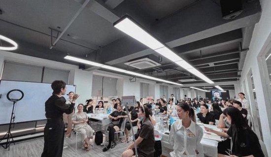 纹绣美学新风尚 从设计艺术到因私出入境中介服务的跨界融合